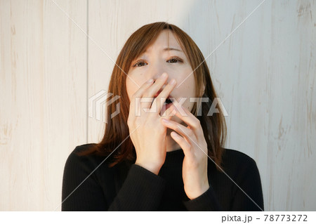 女性：くしゃみシーン 78773272