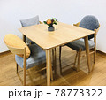 ダイニングテーブルと、椅子3脚。 78773322