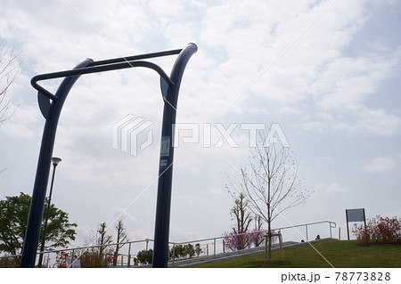 横浜市の岡村西公園にある健康器具の懸垂器具の写真素材