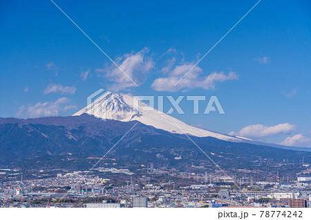 （静岡県）清水町本城山公園から望む、県東部の街並と富士山 78774242