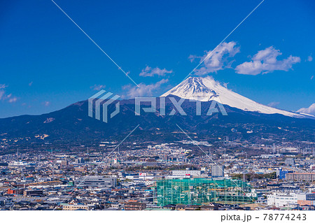 （静岡県）清水町本城山公園から望む、県東部の街並と富士山 78774243