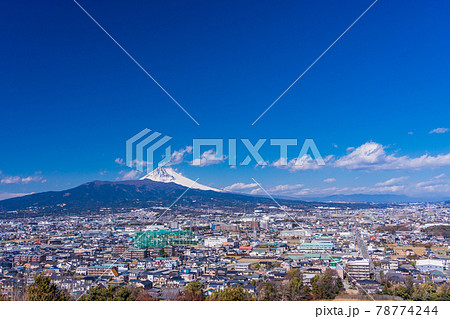 (静岡県)清水町本城山公園から望む、県東部の街並と富士山 (静岡県)清水町本城山公園から望む、県東部の街並と富士山 78774244