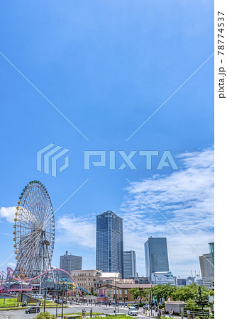 横浜みなとみらいの都市風景　観覧車と高層ビル群 78774537