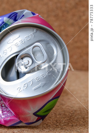 アルミ缶 空き缶 缶 飲み物 飲料水 資源 ジュース アルミニウム かん アルの写真素材