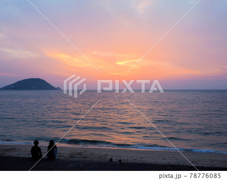 志賀島　下馬ヶ浜海水浴場の夕焼け　福岡県福岡市東区志賀島 78776085