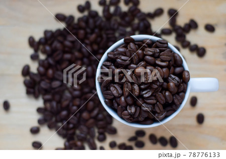 many coffee beans in the glass  78776133