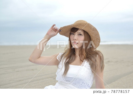 ビーチでポーズをとる女性 ビーチでポーズをとる女性 78778157