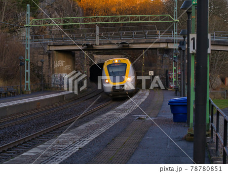 スウェーデンの電車と駅のホーム スウェーデンの電車と駅のホーム 78780851