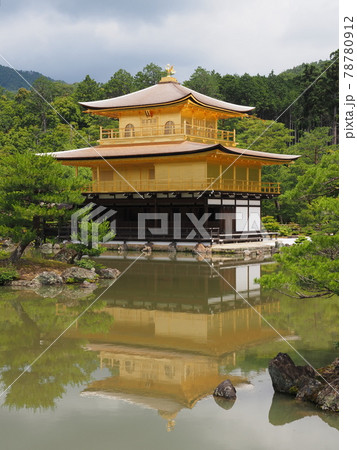 梅雨の金閣寺 こけらぶき屋根のふき替え後 梅雨の金閣寺 こけらぶき屋根のふき替え後 78780912