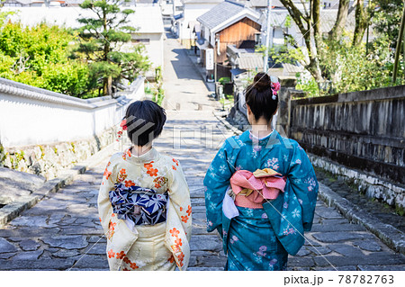 女子旅で着物を着て観光をする若い女性 【杵築市】 78782763