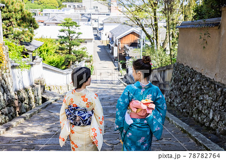 女子旅で着物を着て観光をする若い女性 【杵築市】 78782764