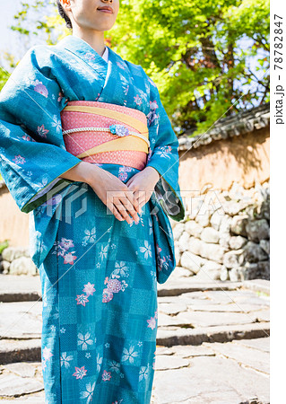女子旅で着物を着て観光をする若い女性 【杵築市】 女子旅で着物を着て観光をする若い女性 【杵築市】 78782847
