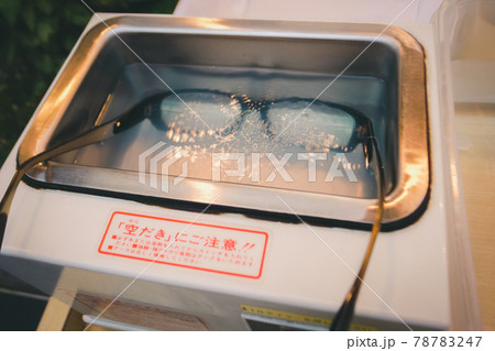 メガネ専門店の店頭の超音波洗浄器 78783247