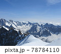 夏に輝くアルプスの鋭利な山々の雄大な姿 78784110