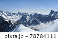 夏に輝くアルプスの鋭利な山々と氷河の雄大な姿 78784111