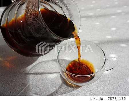 ガラスのカップにコーヒーを注ぐ ガラスのカップにコーヒーを注ぐ 78784136