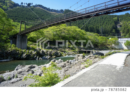 新緑の御岳渓谷　多摩川に架かる吊り橋杣の小橋を遊歩道から見る 78785082