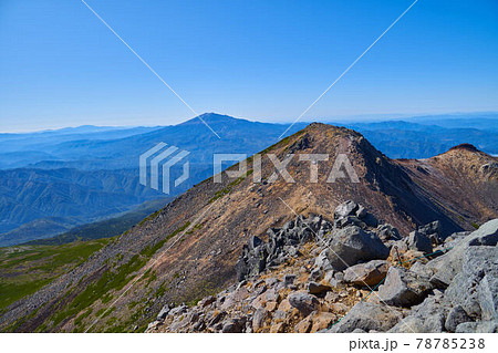 岐阜県(長野県)の乗鞍岳の山頂から南側の大日岳と御嶽山方面 78785238