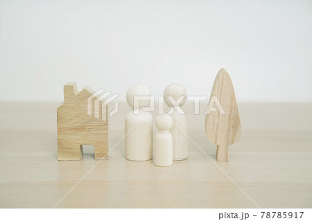 Family wooden peg doll on wood table. Family concept from peg doll. Selective focus. 78785917