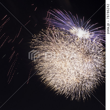 夜空を彩る大輪の花火 78786242