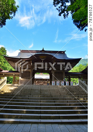 新潟 青空の弥彦神社随神門 新潟 青空の弥彦神社随神門 78786527