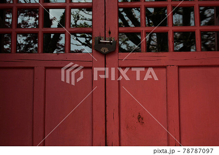 東京・浅草寺境内・橋本薬師堂社殿正面扉の閂錠 78787097