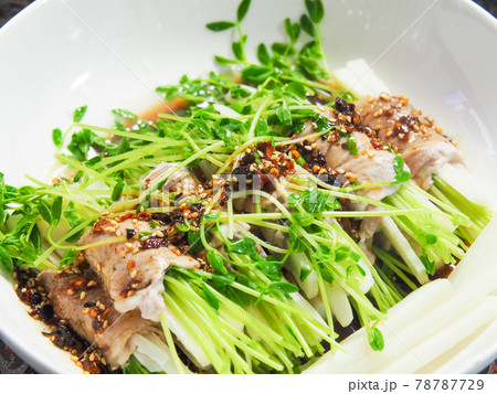 豆苗と大根の豚バラ巻ピリ辛ソース 豆苗と大根の豚バラ巻ピリ辛ソース 78787729