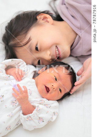 新生児と幼児の姉妹 新生児と幼児の姉妹 78787916