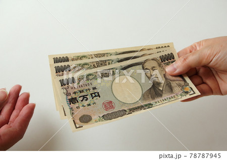 現金を渡すシーン 現金を渡すシーン 78787945