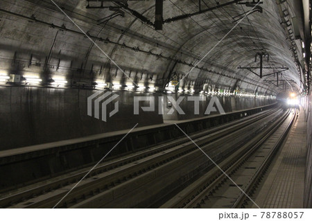青函トンネル吉岡海底駅のホームと進入する列車 78788057