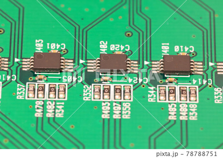 3個並ぶ半導体を搭載の基板 78788751