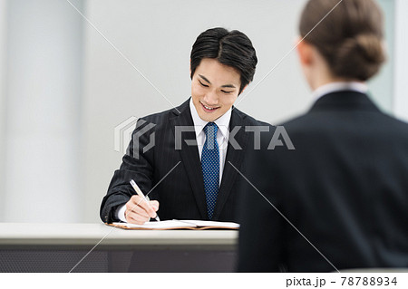 面接をする人事担当者 78788934