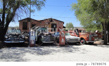 アメリカ、セリグマンを通るルート66にて映画「Cars」のモデルカーを 78789076