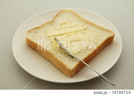食パンにマーガリンをぬる 78789729