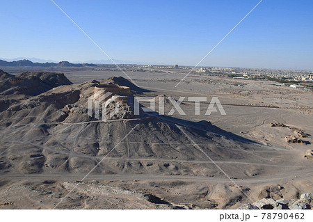 イランのヤズドの沈黙の塔とヤズドの町並み 78790462