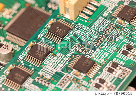 大小さまざまなサイズの半導体が並ぶ基板の写真素材 [78790619] - PIXTA 