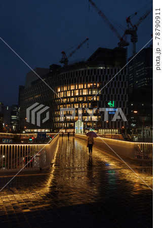 大阪梅田・ライトアップされた雨の夜の梅田新歩道橋 78790911