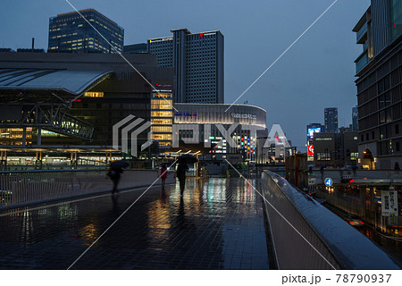 大阪梅田・夕暮れの大阪駅駅前、雨に濡れる梅田新歩道橋 78790937
