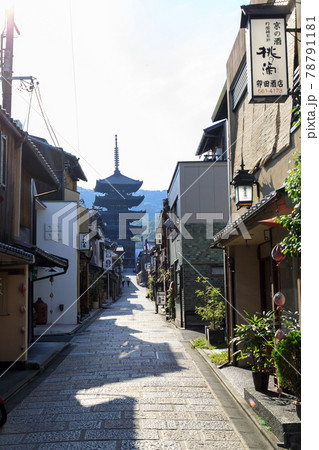 早朝の京都八坂の塔 78791181