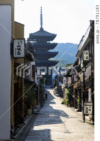 早朝の京都八坂の塔 78791183