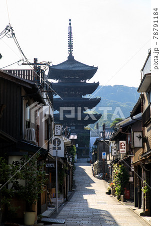 早朝の京都八坂の塔 78791184