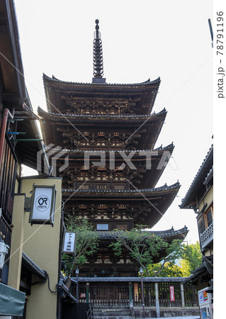 早朝の京都八坂の塔 78791196