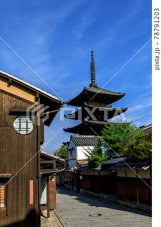 早朝の京都八坂の塔 78791203