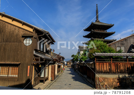 早朝の京都八坂の塔 78791208