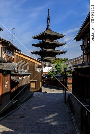 早朝の京都八坂の塔 78791211