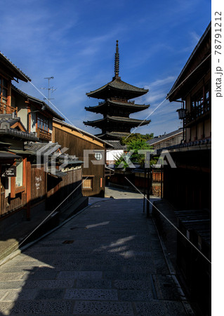 早朝の京都八坂の塔 78791212
