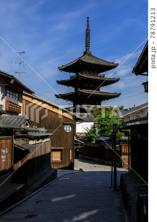 早朝の京都八坂の塔 78791213
