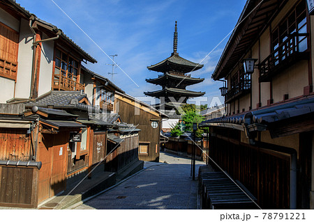 早朝の京都八坂の塔 78791221