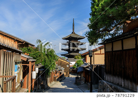 早朝の京都八坂の塔 78791229