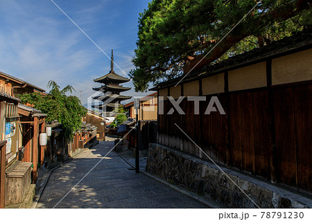 早朝の京都八坂の塔 78791230